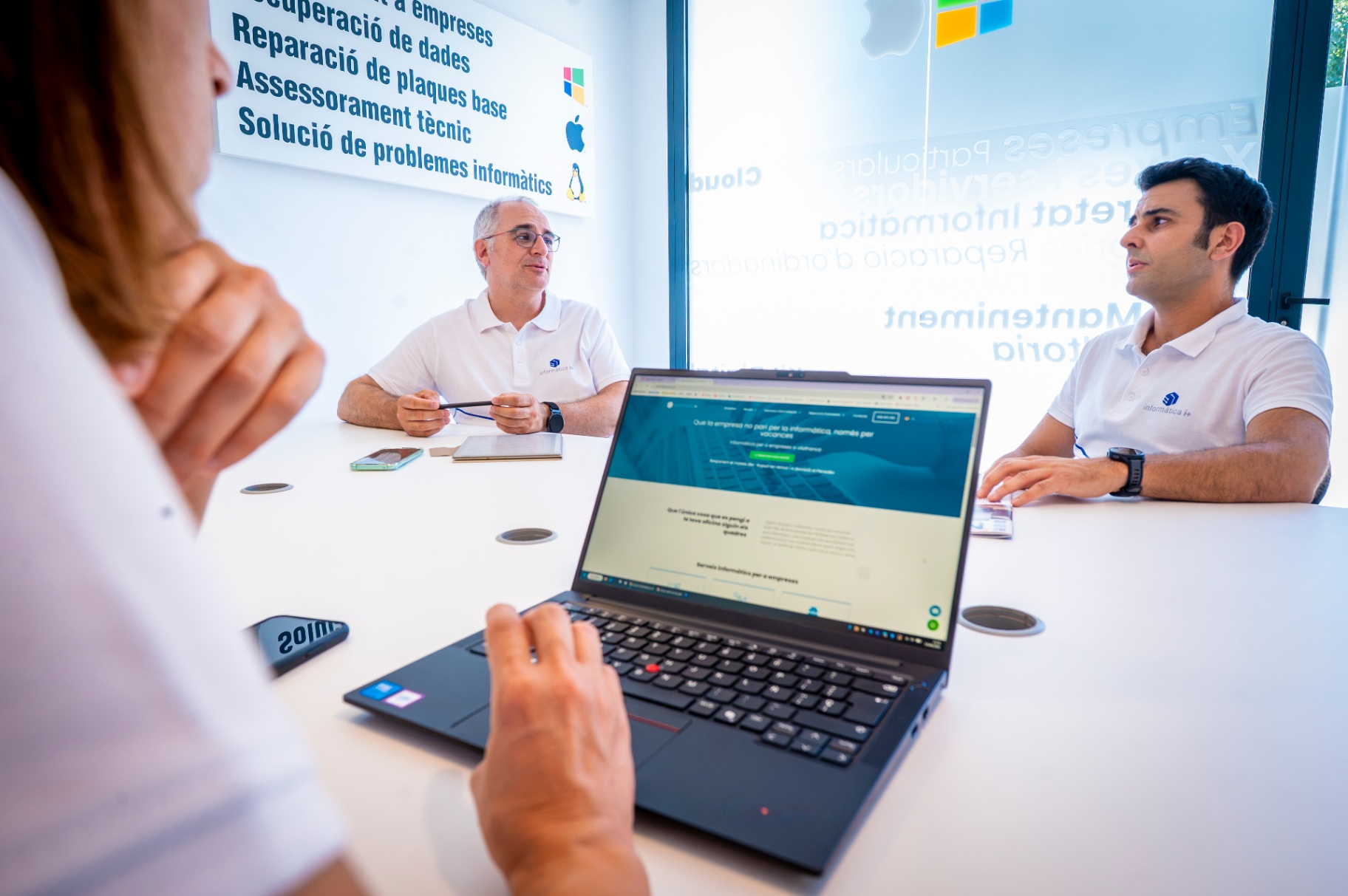 Equipo informático trabajando y reuniéndose en la oficina