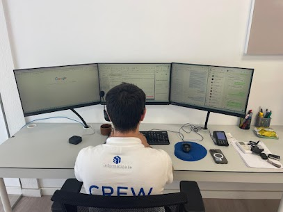 Técnico de informàtica i més realizando mantenimiento informático con múltiples pantallas